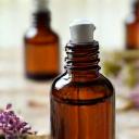 数十種類のエッセンシャルオイル瓶が並ぶ